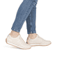 Beige remonte Damen Sneaker D3H00-60 mit einer Schnürung sowie der Extraweite H. Schuh am Fuß.