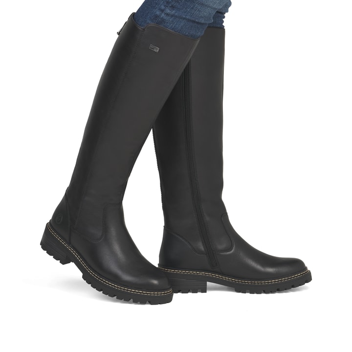 Schwarze remonte Hochschaftstiefel D0B72-01 mit wasserabweisender TEX-Membran. Schuh am Fuß.