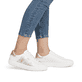 Weiße remonte Damen Sneaker Low D2J00-81 mit Schnürung sowie der Komfortweite G. Schuh am Fuß.