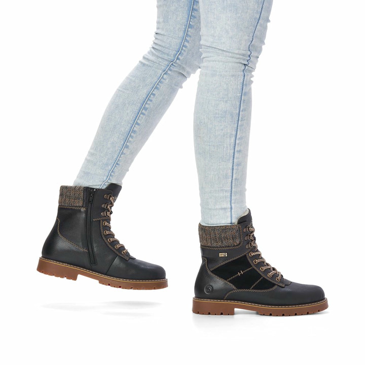 Graphitschwarze remonte Damen Schnürstiefel D9378-00 mit Flip-Grip Sohle. Schuh am Fuß.