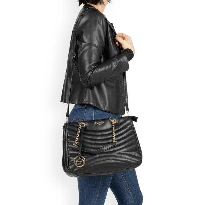 remonte Damen Handtasche Q0709-35 in Bordeauxrot aus Kunstleder mit Reißverschluss. Handtasche getragen.