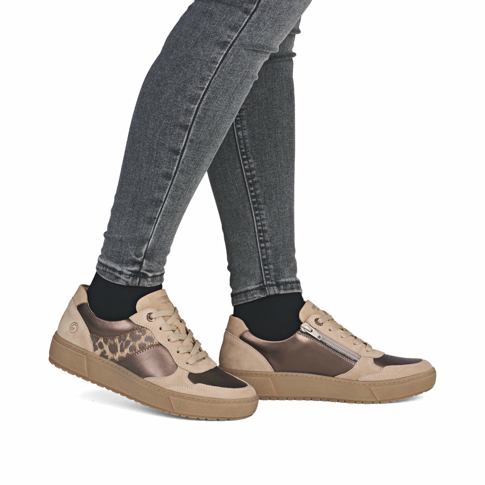 Beigebraune remonte Damen Sneaker D2T01-61 mit Leo-Print sowie Reißverschluss. Schuh am Fuß.