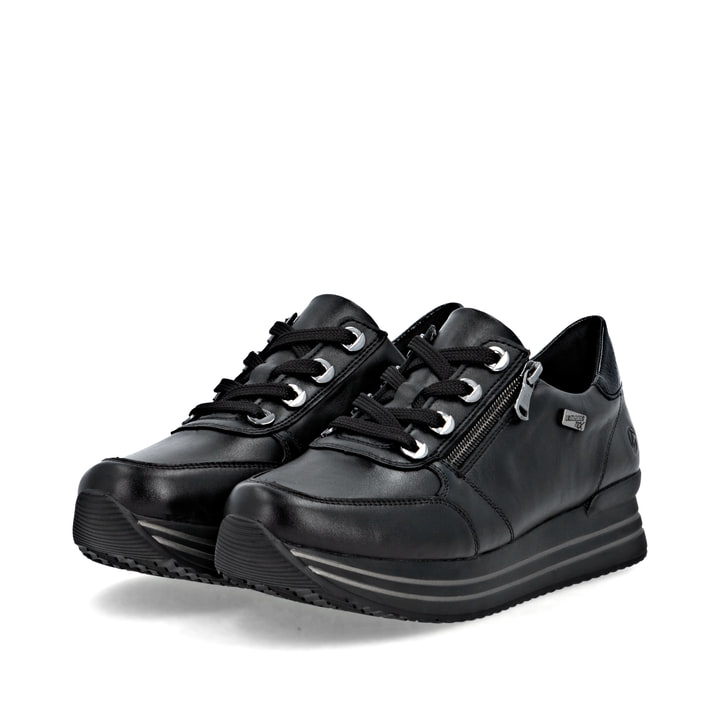 Schwarze remonte Damen Sneaker D1302-00 mit wasserabweisender remonteTEX-Membran. Schuhpaar seitlich schräg.