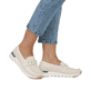 Beige remonte Damen Loafer R6711-60 mit einem Gummizug sowie der Komfortweite G. Schuh am Fuß.