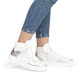 Weiße remonte Damen Sneaker High D0J70-82 mit einem Reißverschluss. Schuh am Fuß.