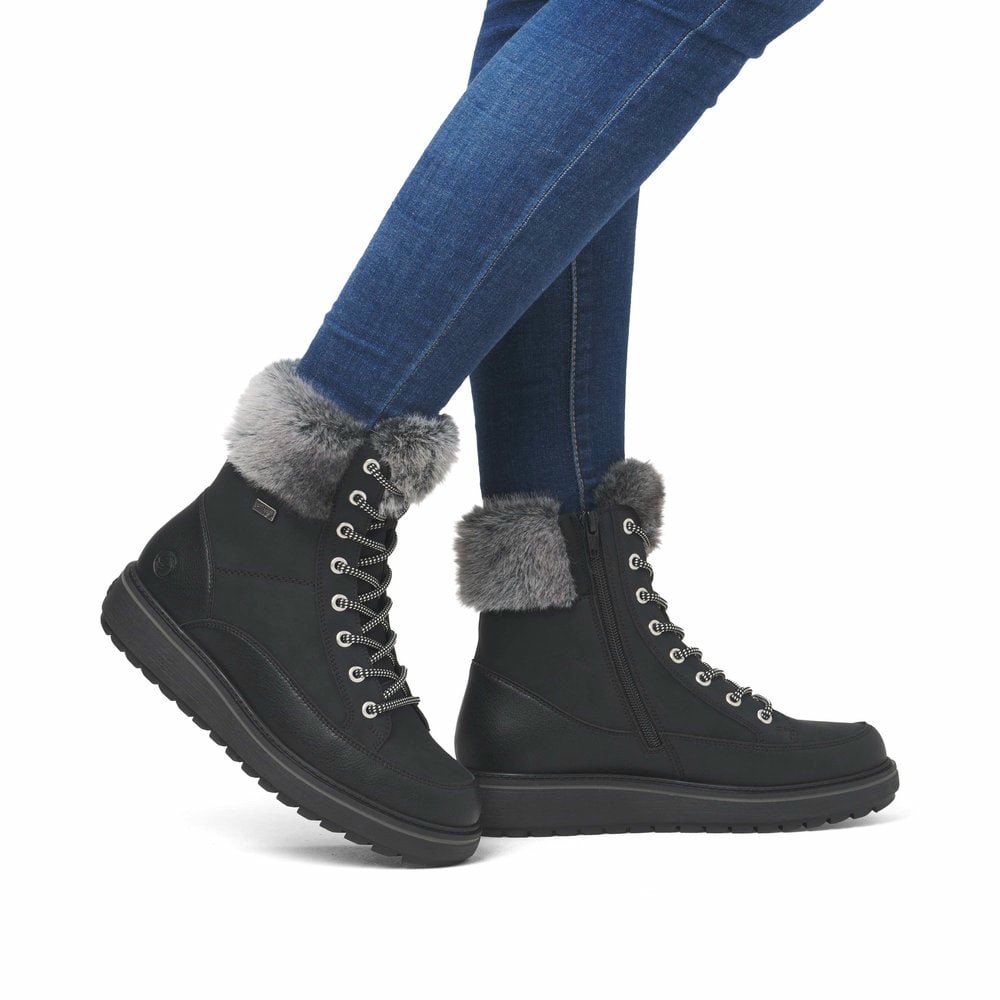 Nachtschwarze remonte Damen Schnürstiefel D0U78-03 mit Flip-Grip Sohle. Schuh am Fuß.
