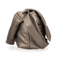 Shoppe jetzt die remonte Handtasche Q0716-90 in Metallicbeige mit gestepptem Überschlag mit Schnappverschluss, Handyfach und zwei abnehmbaren Riemen. Rechtsseitig.
