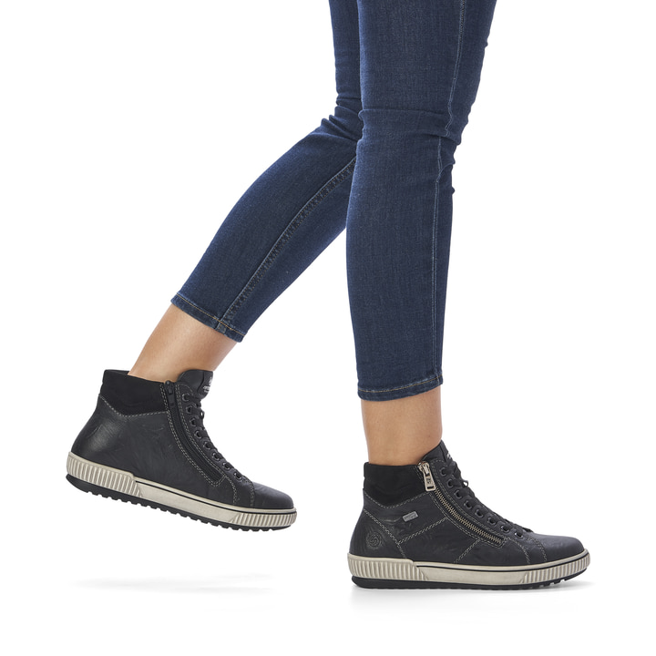 Schwarze remonte Damen Schnürstiefel D0772-01 mit wasserabweisender TEX-Membran. Schuh am Fuß.