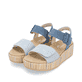 Blaue remonte Riemchensandaletten D1N54-12 mit einem Klettverschluss. Schuhpaar seitlich schräg.