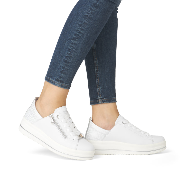 Weiße remonte Damen Sneaker Low D1C08-80 mit Reißverschluss sowie Komfortweite G. Schuh am Fuß.
