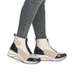 Beige remonte Damen Kurzstiefel D0T78-60 mit Reißverschluss sowie Extraweite H. Schuh am Fuß.