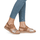 Braune remonte Riemchensandalen D1J53-22 mit einem Klettverschluss. Schuh am Fuß.