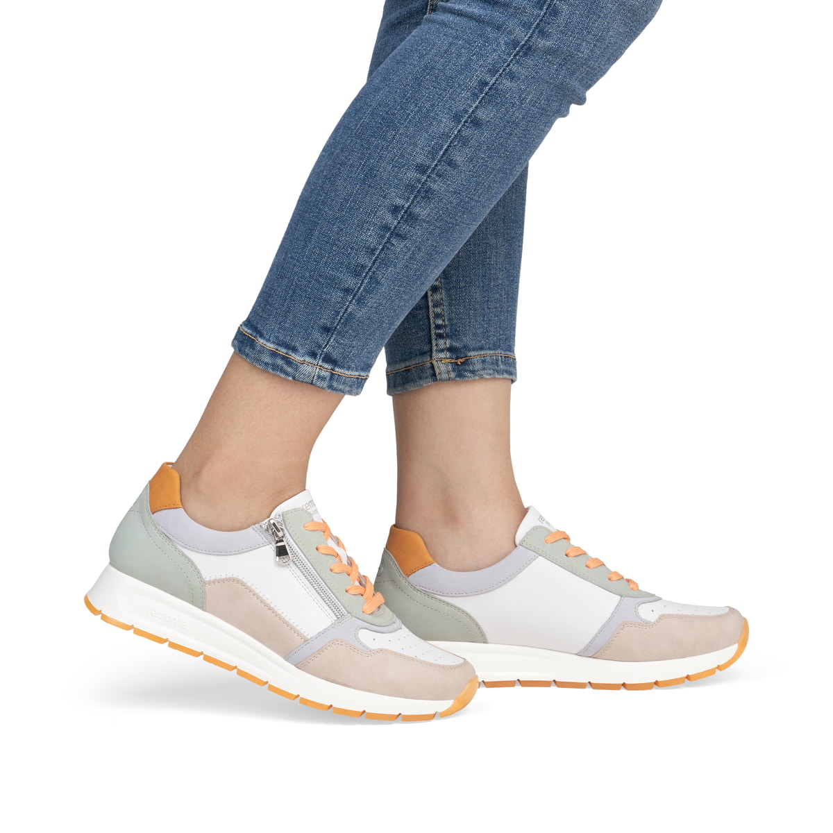 Weiße remonte Damen Sneaker Low D2G00-80 mit Reißverschluss sowie Komfortweite G. Schuh am Fuß.