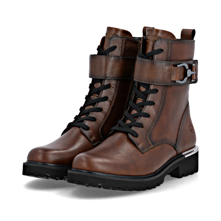 Braune remonte Damen Schnürstiefel D8657-22 mit einem Reißverschluss. Schuhpaar seitlich schräg.