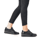 Baskets basses remonte noires pour femme R0701-03 avec fermeture éclair. Chaussure au pied.