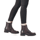 Rote remonte Damen Biker Boots D8671-35 mit markanten Ösen sowie Reißverschluss. Schuh am Fuß.