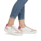 Weiße remonte Damen Sneaker Low D2J01-81 mit Reißverschluss sowie Komfortweite G. Schuh am Fuß.