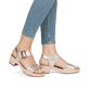 Metallische remonte Riemchensandaletten D0N52-90 mit einem Klettverschluss. Schuh am Fuß.