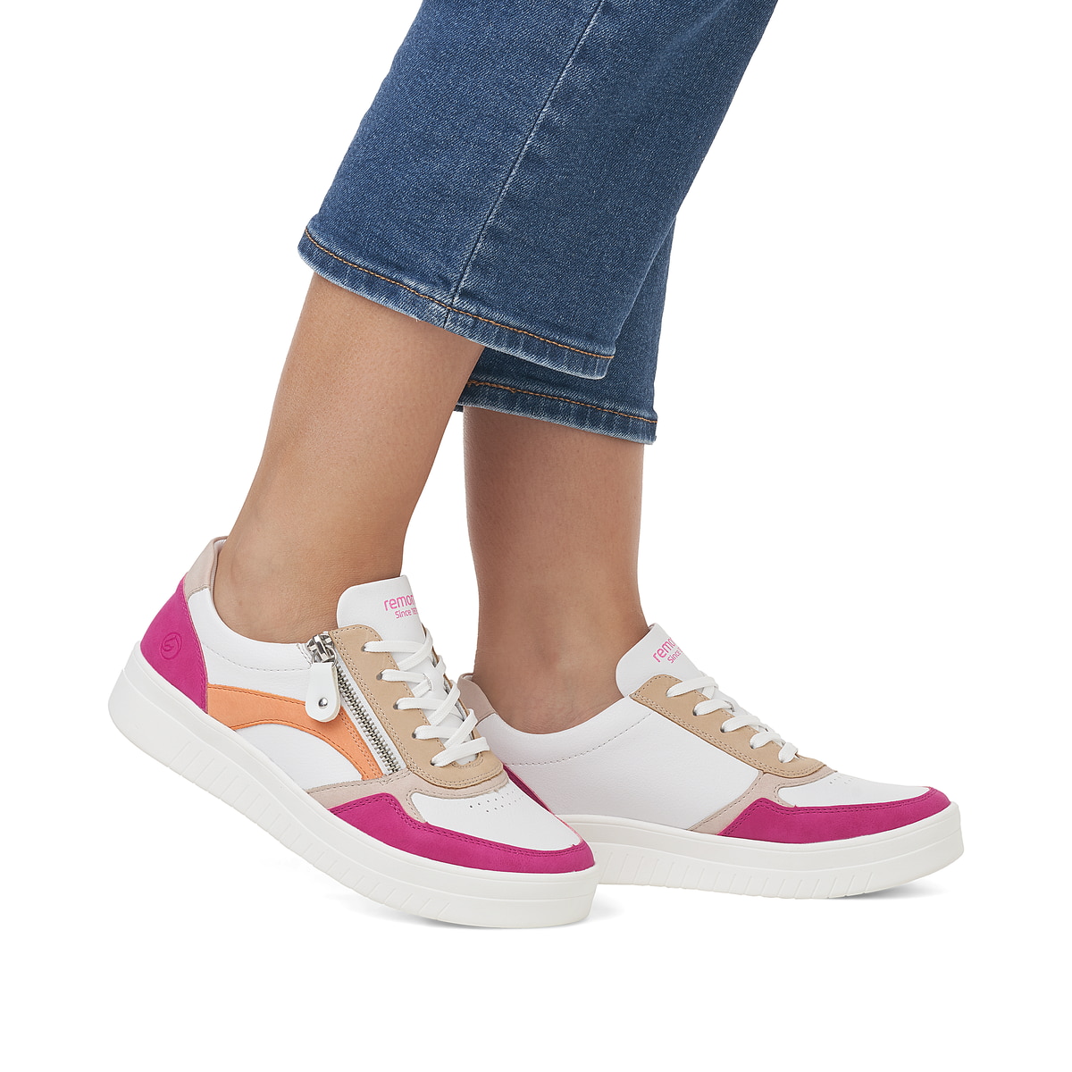 Weiße remonte Damen Sneaker Low D0J01-84 mit einem Reißverschluss. Schuh am Fuß.