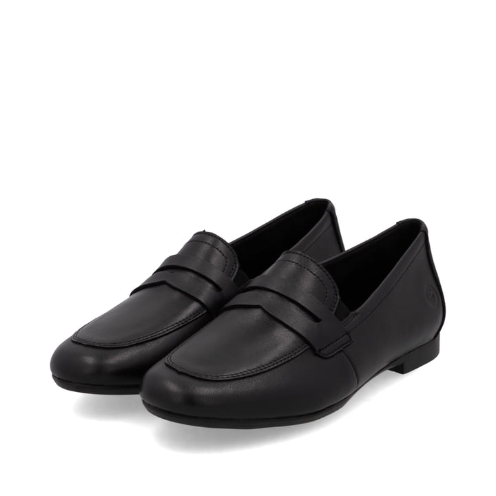 Schwarze remonte Damen Loafer D0K02-01 mit einem Gummizug. Schuhpaar seitlich schräg.