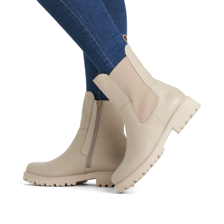 
Cremebeige remonte Damen Chelsea Boots D8694-60 mit einer besonders leichten Sohle. Schuh am Fuß