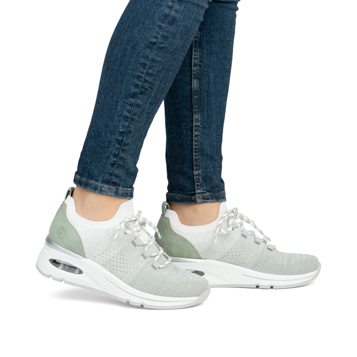 Grüne remonte Damen Slipper D2H04-52 mit einem Gummizug sowie der Extraweite H. Schuh am Fuß.