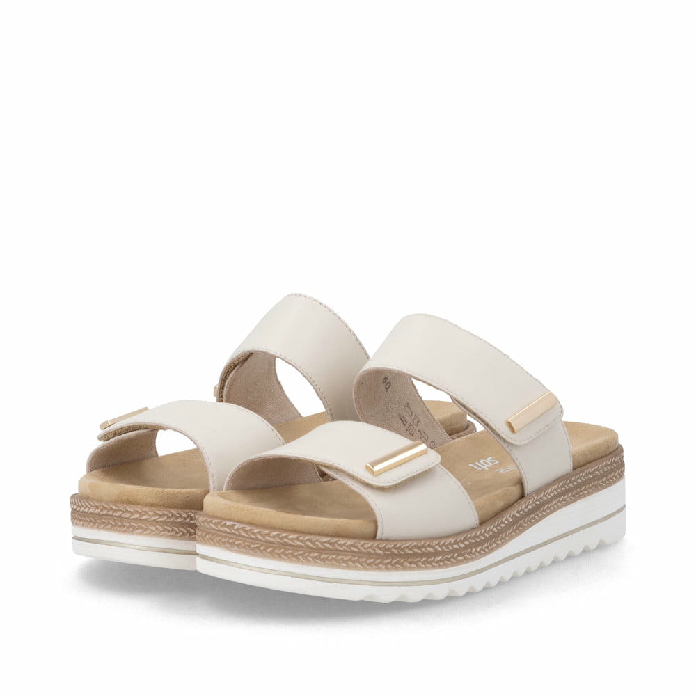 Beige remonte Damen Pantoletten D0Q64-60 mit einem Klettverschluss. Schuhpaar seitlich schräg.