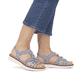 Babyblaue vegane remonte Damen Riemchensandalen D2073-12 mit Elastikeinsatz. Schuh am Fuß.