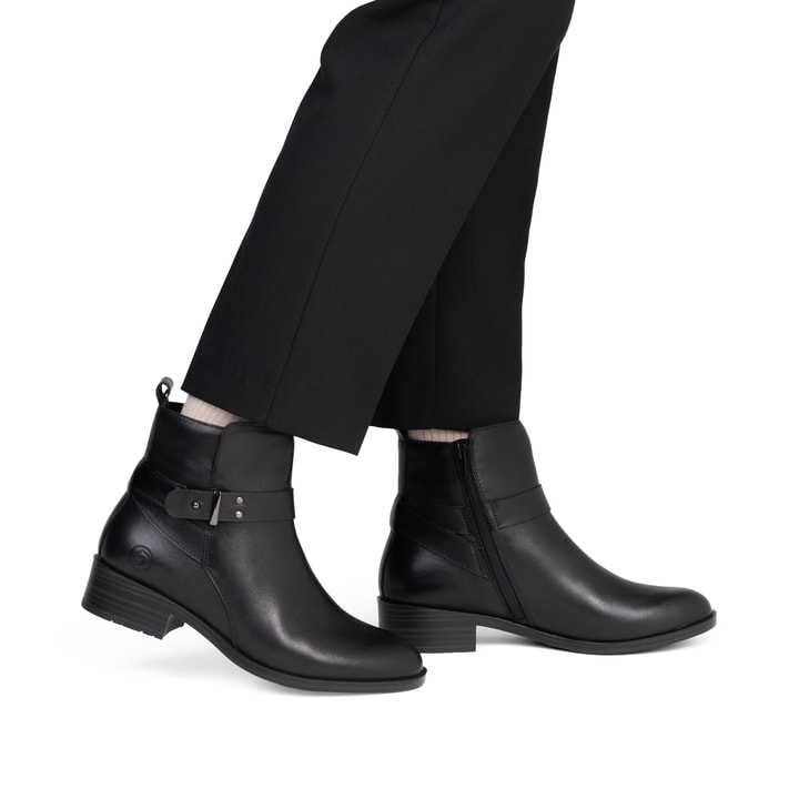 Schwarze remonte Damen Stiefeletten D3U72-00 mit einem Reißverschluss. Schuh am Fuß.