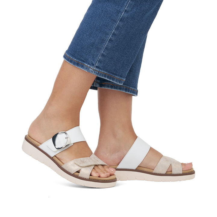 Weiße vegane remonte Damen Pantoletten D2048-90 mit einem Klettverschluss. Schuh am Fuß.