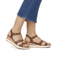 Nussbraune remonte Keilsandaletten D6461-24 mit einem Klettverschluss. Schuh am Fuß.