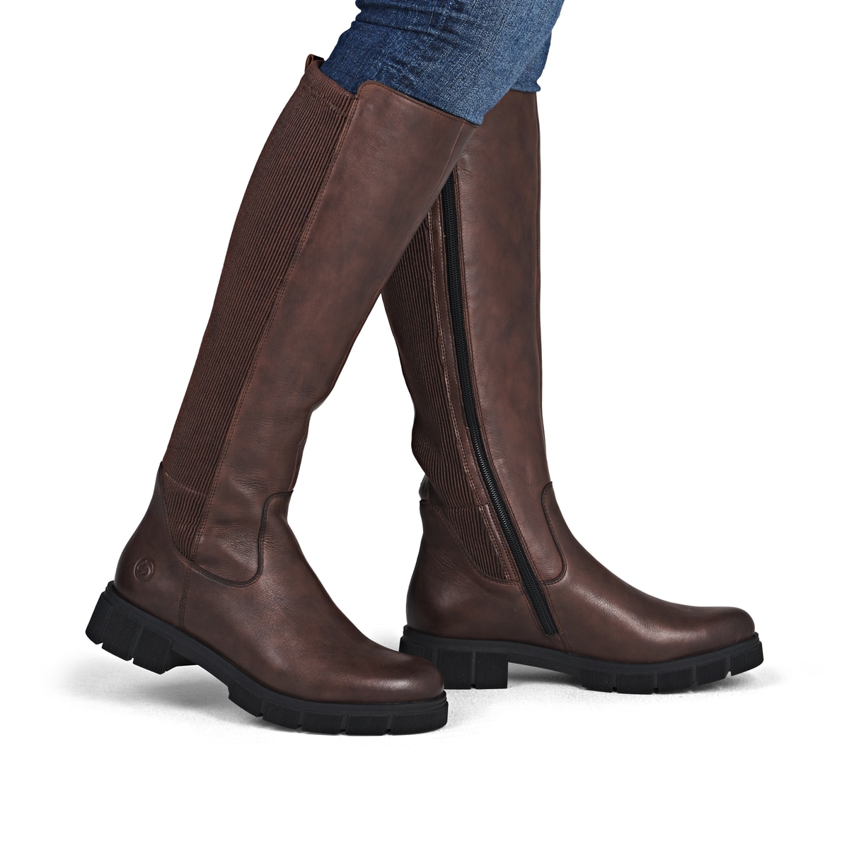 Braune remonte Hochschaftstiefel D2S74-25 mit einem Reißverschluss. Schuh am Fuß.