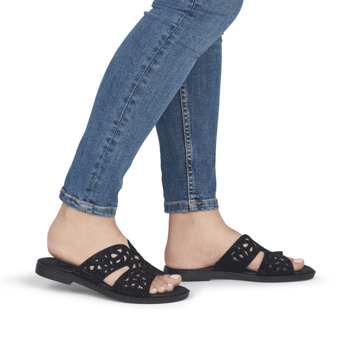 Mules remonte noires vegan pour femme D3647-00 avec bande élastique. Chaussure au pied.