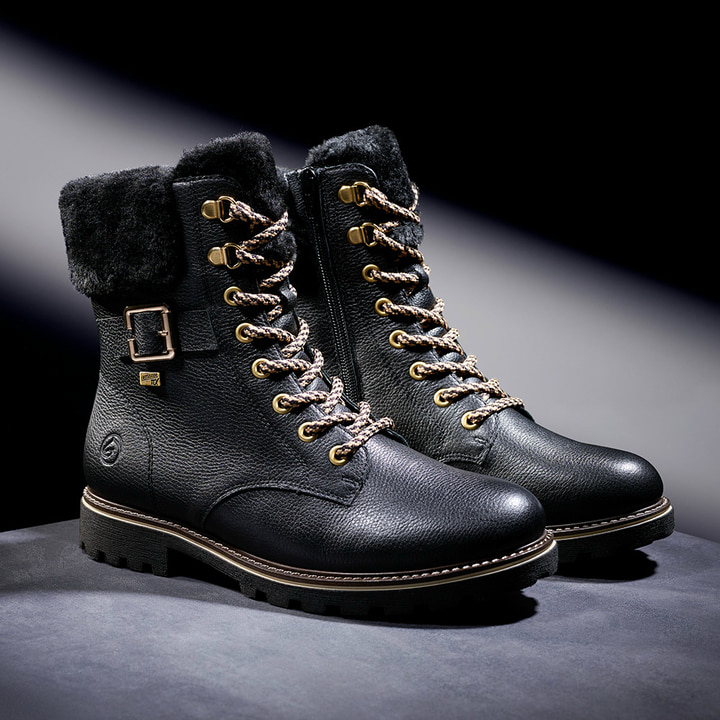 Schwarze remonte Damen Schnürstiefel D8481-02 mit wasserabweisender TEX-Membran. Schuhe auf dunklem Hintergrund.