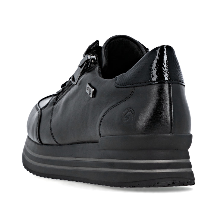 Schwarze remonte Damen Sneaker D1302-00 mit wasserabweisender remonteTEX-Membran. Schuh von hinten.