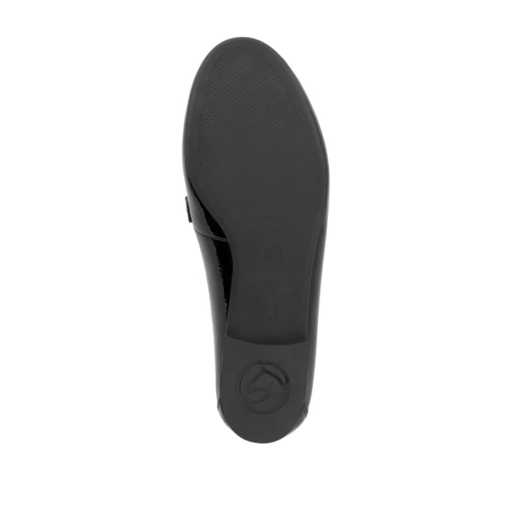 Mocassins remonte noir brillant pour femmes D0K00-01 avec chaîne à gros maillons. Vue semelle extérieure de la chaussure.