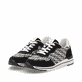 Baskets basses remonte noires vegan pour femme R6717-03 avec lacets. Chaussures inclinées sur le côté.