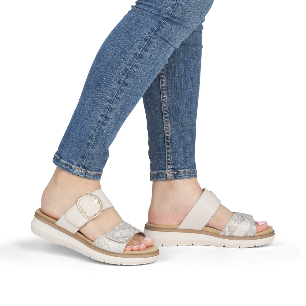 Mules remonte beiges pour femme D2K57-60 avec boucle tendance. Chaussure au pied.