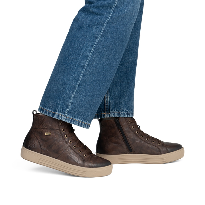 Dunkelbraune remonte Damen Sneaker D0974-25 mit wasserabweisender TEX-Membran. Schuh am Fuß.