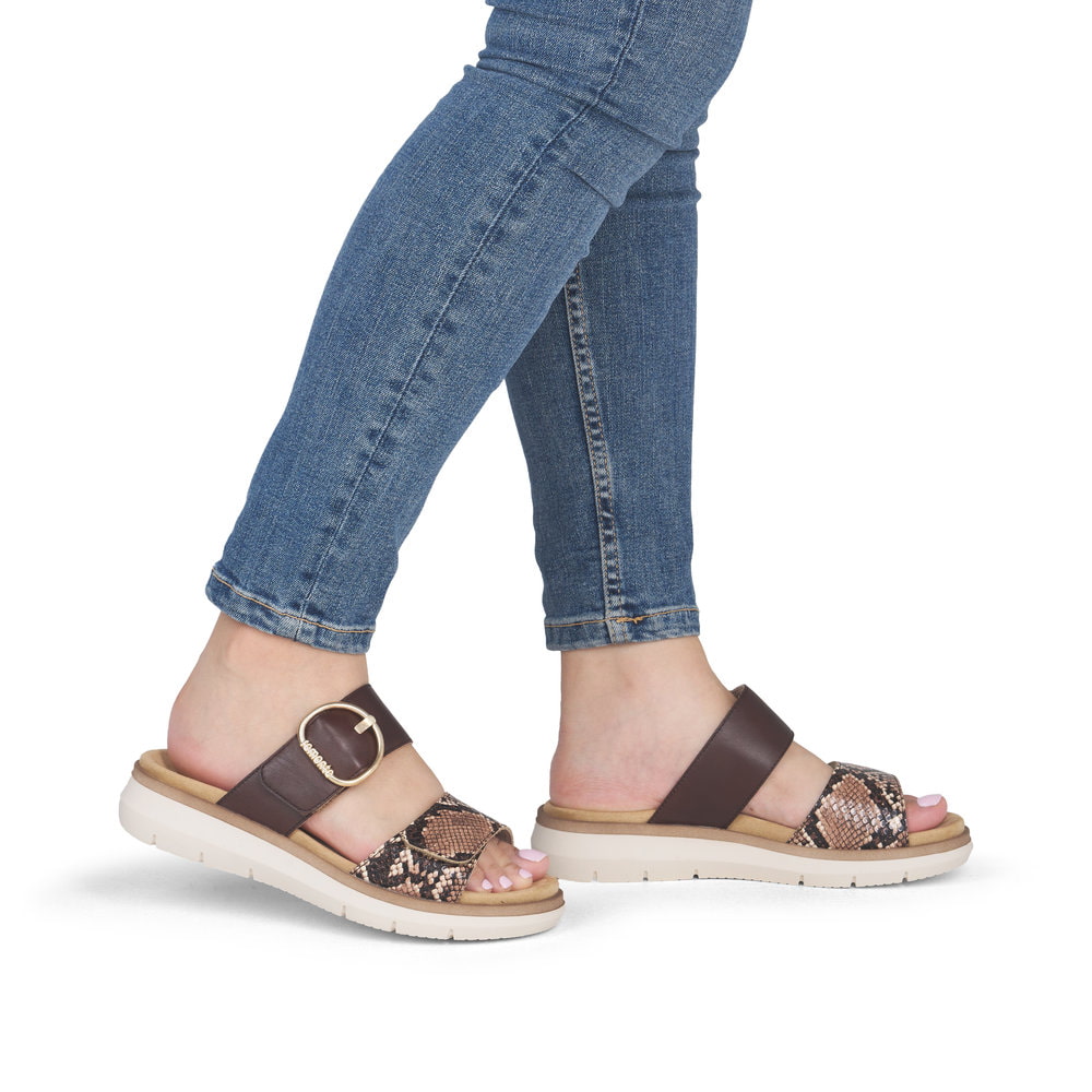 Braune remonte Damen Pantoletten D2K57-25 mit angesagtem Animal-Print. Schuh am Fuß.