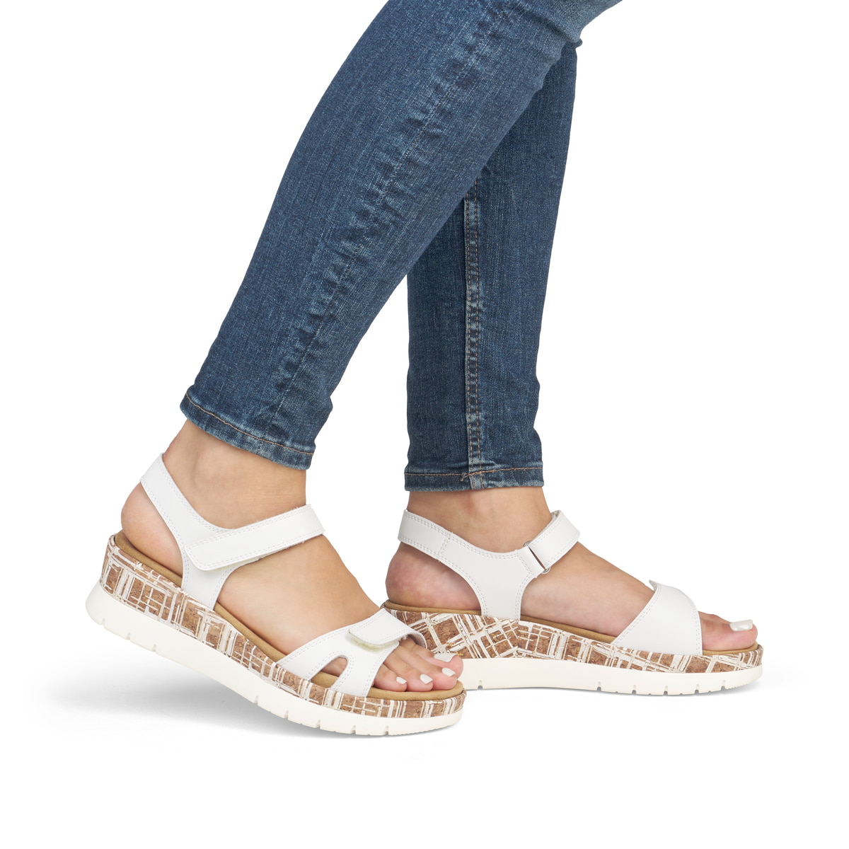 Weiße remonte Keilsandaletten D2P52-80 mit einem Klettverschluss. Schuh am Fuß.