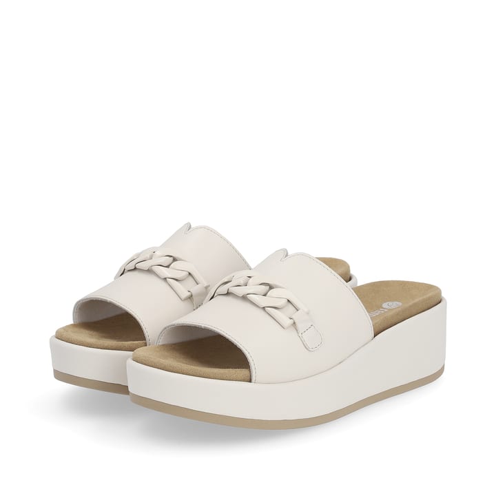 Vanillebeige remonte Damen Pantoletten D1N51-80 mit modischer Kette. Schuhpaar seitlich schräg.