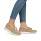 Beige remonte Damen Loafer D1G11-62 mit Gummizug sowie gepolsterter Einlegesohle. Schuh am Fuß.