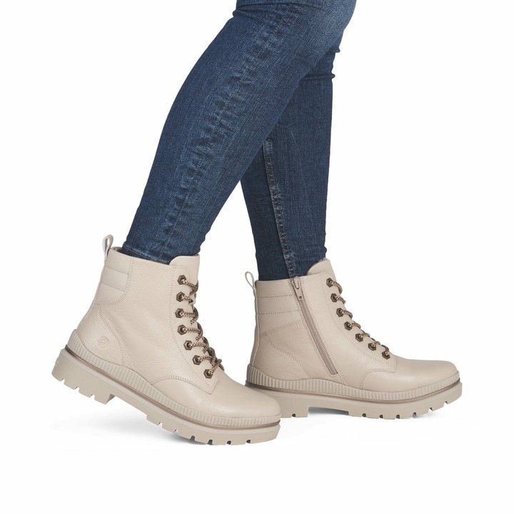 Beige remonte Damen Schnürstiefel D0C82-60 mit griffiger Glass-Fibre Sohle. Schuh am Fuß.