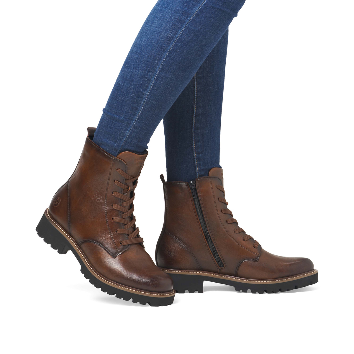 Braune remonte Damen Schnürstiefel D8661-24 mit einem Reißverschluss. Schuh am Fuß.