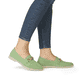 Grüne remonte Damen Loafer D2F00-52 mit Gummizug sowie gepolsterter Einlegesohle. Schuh am Fuß.