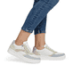 Weiße remonte Damen Sneaker Low D0J01-87 mit einem Reißverschluss. Schuh am Fuß.
