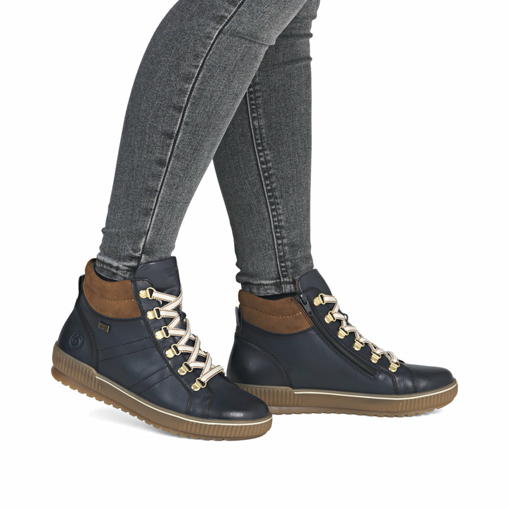 Blaue remonte Damen Schnürstiefel D0781-14 mit wasserabweisender TEX-Membran. Schuh am Fuß.