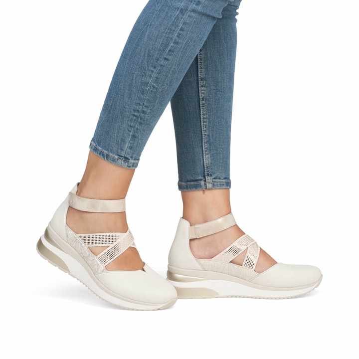 Weiße remonte Ballerinas D2411-81 mit einem Klettverschluss sowie Komfortweite G. Schuh am Fuß.