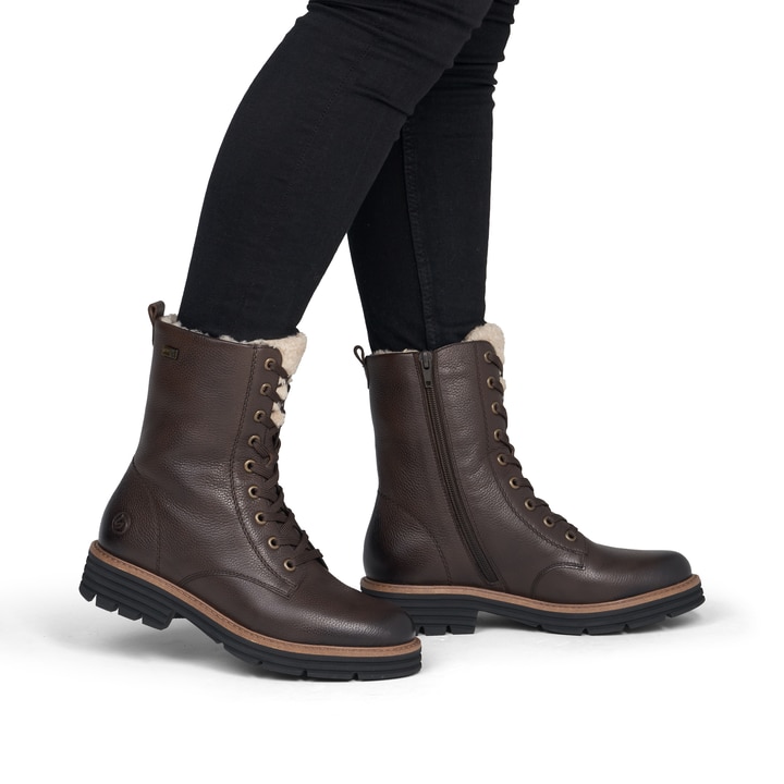 Dunkelbraune remonte Damen Schnürstiefel D3A73-25. Schuh am Fuß.